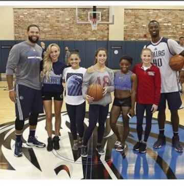 Simone Biles, junto a sus compañeras de la selección estadounidense de gimnasia, se fotografía con Deron Williams y Harrison Barnes.