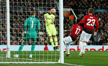 0-1. Luke Shaw marc¨® el primer gol del Barcelona en propia puerta.