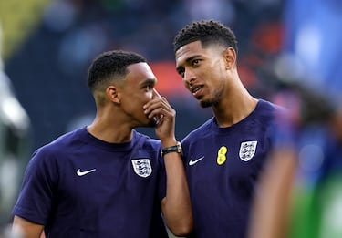 Trent Alexander-Arnold y Jude Bellingham conversan mientras inspeccionan el terreno de juego antes del partido de semifinales de la UEFA EURO 2024 entre Países Bajos e Inglaterra en el Estadio de Fútbol de Dortmund el 10 de julio de 2024 en Dortmund, Alemania.