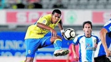 <b>REGRESÓ EL ÍDOLO. </b>Rondón, que ayer volvía al equipo tras el Mundial Sub 20, realiza un pase acrobático bajo la mirada de Gerardo.