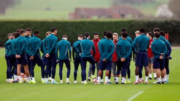 Charla de Mikel Arteta, entrenador del Arsenal, en el entrenamiento antes de jugar contra el Oporto en Champions League.