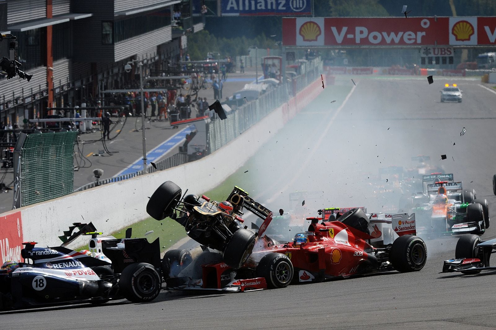 Accidente en la salida del GP de Bélgica de 2012, provocado por Romain Grosjean.