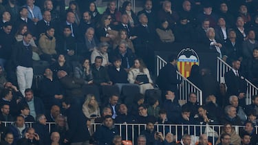 Palco de Mestalla, con Layhoon Chan y Joan Laporta.