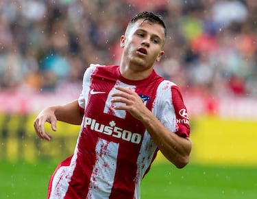 Fichó por el Atlético de Madrid en 2019, con 17 años, procedente del Villarreal, para jugar en las categorías inferiores del club madrileño. Debutó con el primer equipo rojiblanco el 4 enero de 2020, en un partido contra el Levante jugado en el Metropolitano. 