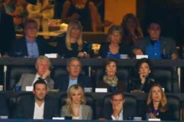 Bill Clinton y George W. Bush no se han perdido el partido.