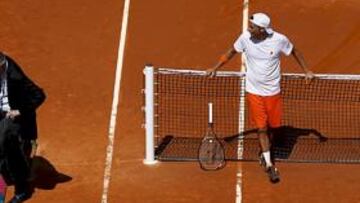 <b>ENFADO. </b>Montañés espera mientras Fognini es atendido.