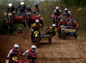 El Campeonato Británico de quads y sidecars aterrizó el fin de semana en el Iron Works Moto Park de Middleborough, una pista con surcos muy marcados y numerosos desniveles donde se pueden ver espectaculares saltos. Como los protagonizados por los competidores de la imagen durante una de las mangas de la jornada.