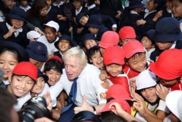 Boris Johnson arroya al niño de 10 años durante un acto de rugby callejero. El alcalde de Londres se encuentra éstos días en Tokio para estrechar lazos culturales con la ciudad nipona.