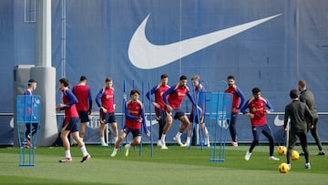 Imagen del entrenamiento del Barcelona ayer por la mañana, antes de que João Félix cayera lesionado.