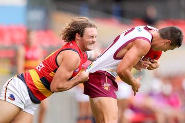 No debe de ser fácil detener a un León de casi dos metros de altura y noventa kilos de peso en plena carrera. Al menos, eso es lo que cabe intepretar a tenor de la cara de esfuerzo de Luke Pedlar, de los Adelaide Crows, al abordar al centrocampista de los Brisbane Lions Hugh McCluggage durante un partido de fútbol australiano (AFL) en Gold Coast. 