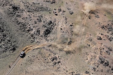 El Dacia Sandrider de Sebastian Loeb y Edouard Boulanger compite en la Etapa 1 de la 48ª edición del Rally Dakar, con salida y llegada en Yanbu.