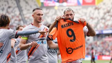 SYDNEY, AUSTRALIA - OCTOBER 22: Charlie Austin of the Roar celebrates a goal and holds up the jersey of former Roar player Masato Kudo who died after brain surgery, during the round three A-League Men's match between Western Sydney Wanderers and Brisbane Roar at CommBank Stadium, on October 22, 2022, in Sydney, Australia. (Photo by Mark Evans/Getty Images)