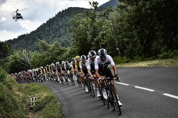 El pelotón subiendo la pendiente liderados por el equipo inglés Team Sky.
