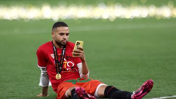 El delantero del Sevilla, Yousseff En-Nesyri, hablando con sus seres queridos tras proclamarse campeón de la Europa League.