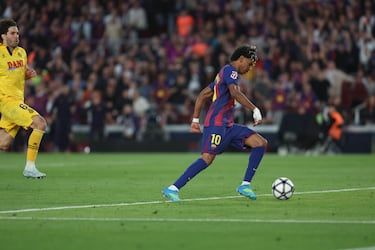 Lamine Yamal marca el 3-1 al Espanyol. 