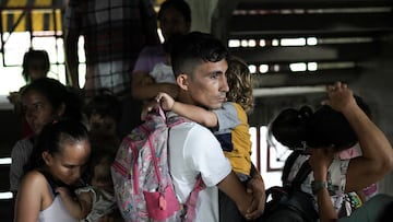 Uno hombre desplazado carga a un niño en sus brazos mientras espera para registrarse como víctima de desplazamiento forzado en el Estadio General Santander, en Cúcuta, el 23 de enero de 2025. Foto: Nathalia Angarita (REUTERS)