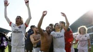 La plantilla del PSG celebrando el t&iacute;tulo de liga tras golear 9-0 al Troyes.