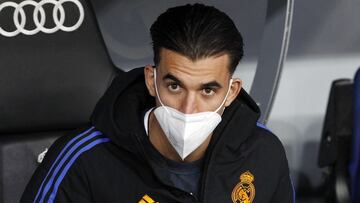 Dani Ceballos, jugador del Real Madrid, en el banquillo.