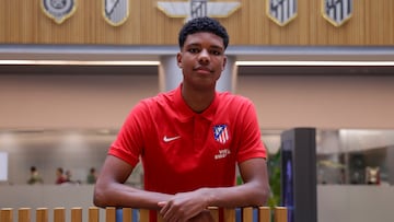 Jorge Domínguez firma con el Atlético.