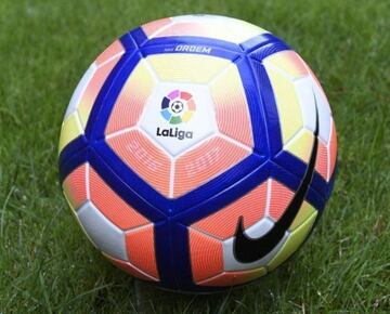 El nuevo balón de LaLiga y LaLiga2 para la temporada 2016-2017.