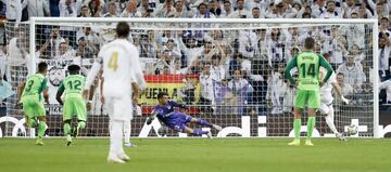 4-0. Karim Benzema marcó de penalti el cuarto tanto.