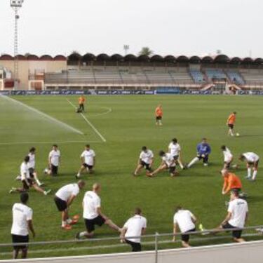 Marcelino tira de bloque; Djukic, de sus futbolistas veteranos