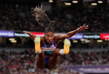 Tara Davis-Woodhall de los EE. UU. en acción en su último intento por ganar el oro en la final de salto de longitud femenino.
