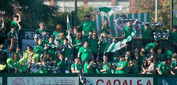 Aficionados del Club de fútbol Vimenor disfrutando del encuentro de Copa del Rey.