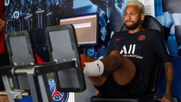 El delantero brasileño del PSG, Neymar, entrenando en el gimnasio.