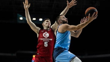 JJ Barea trata de anotar ante la defensa de TJ Bray durante el Movistar Estudiantes- Casademont Zaragoza.