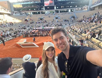 Pau Gasol y Catherine McDonnell en la final de Roland Garros 2024 disputada en la pista Court Philippe Chatrier de París. 