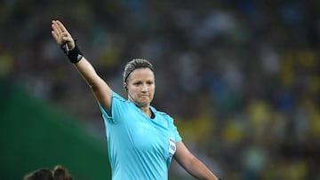 Carol Anne Chenard se&ntilde;alando falta en un partido femenil.