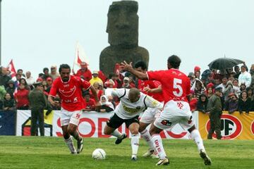 En 2009 en el marco de Copa Chile, Colo Colo se enfrentó a un equipo de Rapa Nui, en el único estadio que existe en Isla de Pascua, y que se ubica a sólo metros de los móais.