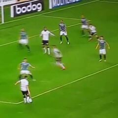 La milimétrica asistencia de Araos que ilusiona a Corinthians