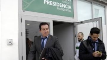 Juan Anguix saliendo de la reuni&oacute;n que tuvo lugar ayer en el Mart&iacute;nez Valero