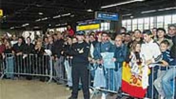 <b>GRAN EXPECTACIÓN</b>. Cientos de afi cionados recibieron al Real Madrid en el aeropuerto de Marsella.