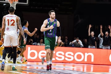 Kalinoski, tras anotar un triple.