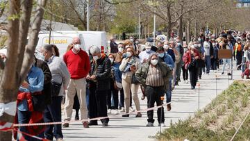 GRAF9076. MADRID, 07/04/2021.- Largas colas de personas esperando en el exterior del Hospital Enfermera Isabel Zendal para vacunarse frente a la Covid-19. EFE/ Zipi