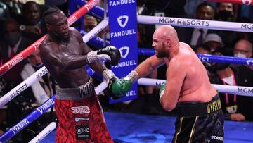 Deontay Wilder esquiva un golpe de Tyson Fury durante su tercera pelea.