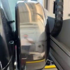 Entra con un Mercedes-AMG G 63 en un lavadero y se lleva el susto de su vida