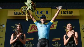 El español Omar Fraile celebra su victoria en el podio después de ganar la 14ª etapa de la 105ª edición del Tour de Francia, entre Saint-Paul-Trois-Chateaux y Mende.