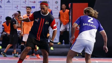 Ronaldinho, ante Michel Salgado en el torneo de la India en 2017.