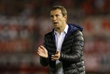 Las instrucciones de Rodolfo Arruabarrena al borde del terreno.