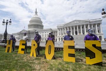 20 July 2020, US, Washington: Demonstrators hold letters forming the word 'Heroes' as they demonstrate in support of the passage of the Heroes Act in the Senate, outside the US capitol. Photo: Michael Brochstein/ZUMA