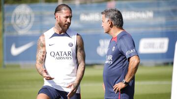 Sergio Ramos y Christophe Galtier hablando en un entrenamiento.