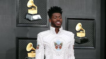 Lil Nas X enciende las alarmas. El rapero de 26 años es hospitalizado por una posible sobredosis, luego vagar en ropa interior por Los Ángeles. Esto se sabe.