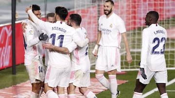 Varios jugadores del Real Madrid celebran un gol.