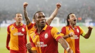 Drogba es una de las amenazas del Galatasaray por su potencia y su remate de cabeza.