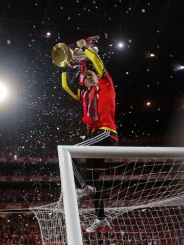 Los jugadores del Benfica celebran con el trofeo tras derrotar Olhanense y ganar el título de la Liga portuguesa en el estadio Luz de Lisboa 