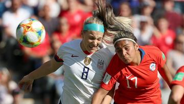 SUKI034. Paris (France), 16/06/2019.- USA&#039;s Julie Ertz (L) in action against Chile&#039;s Javiera Toro (R) during the Group F match between USA and Chile at the FIFA Women&#039;s World Cup 2019 in Paris, France, 16 June 2019. (Mundial de F&uacute;tbo